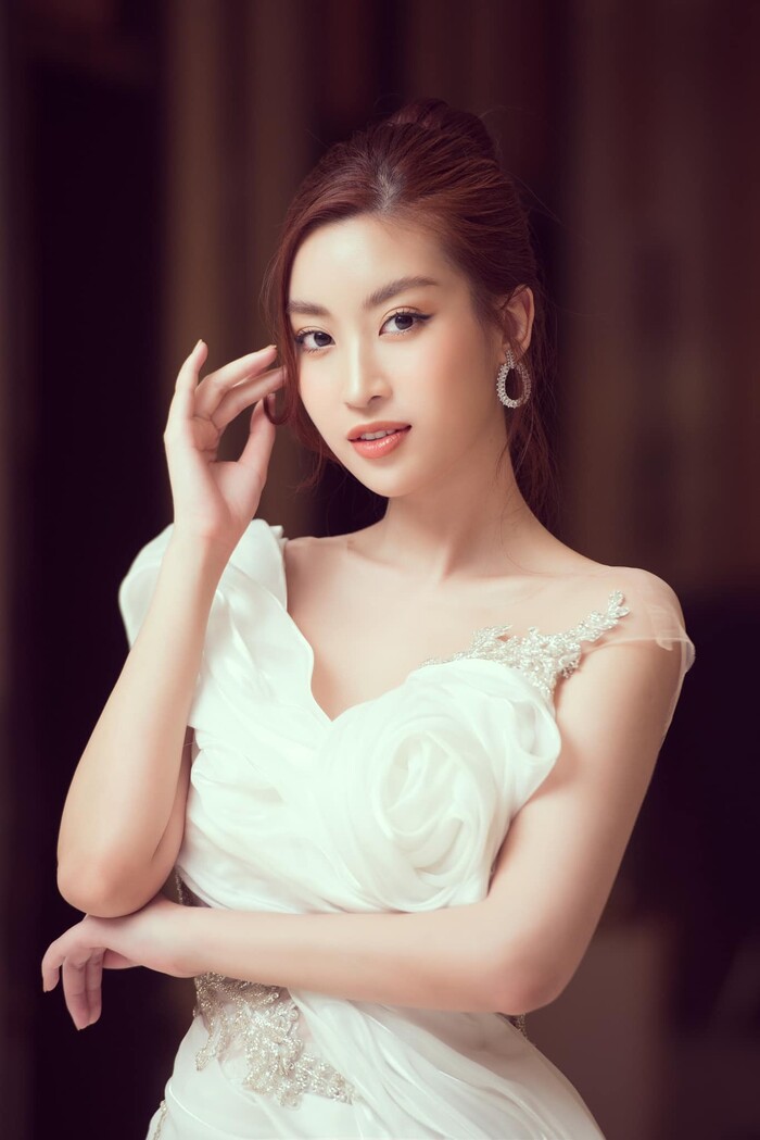 Đỗ Mỹ Linh xinh đẹp rực rỡ ngồi ghế giám khảo chấm thi Hoa khôi Đỗ Mỹ Linh xinh đẹp rực rỡ ngồi ghế giám khảo chấm thi Hoa khôi