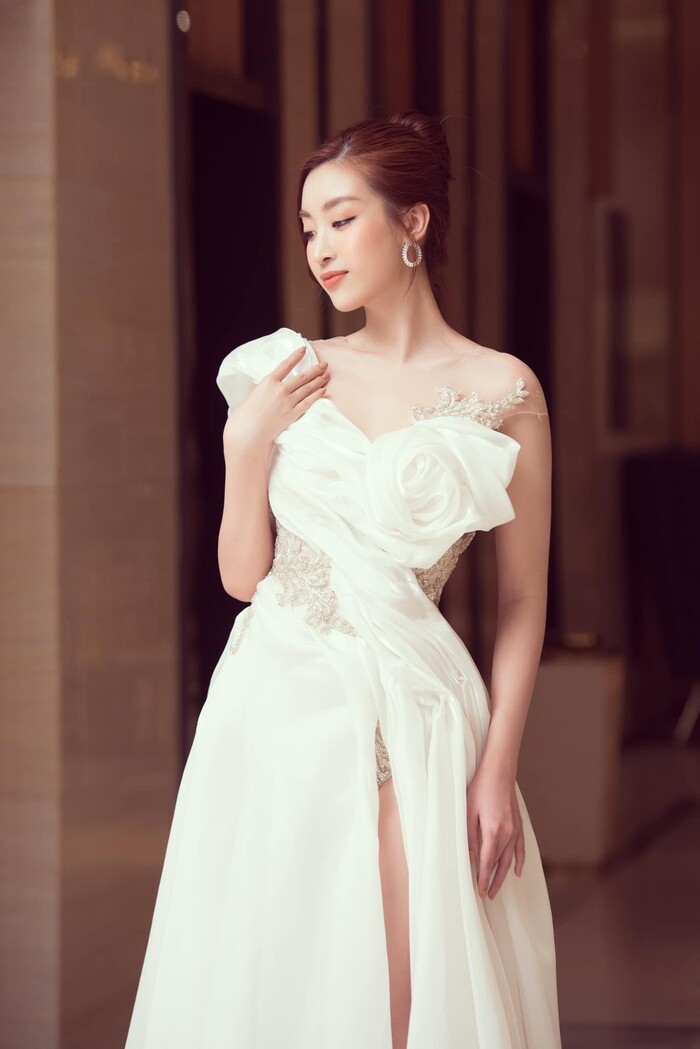 Đỗ Mỹ Linh xinh đẹp rực rỡ ngồi ghế giám khảo chấm thi Hoa khôi - 2 Đỗ Mỹ Linh xinh đẹp rực rỡ ngồi ghế giám khảo chấm thi Hoa khôi - 2