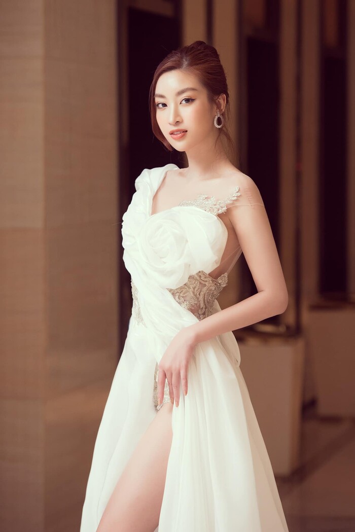 Đỗ Mỹ Linh xinh đẹp rực rỡ ngồi ghế giám khảo chấm thi Hoa khôi - 1 Đỗ Mỹ Linh xinh đẹp rực rỡ ngồi ghế giám khảo chấm thi Hoa khôi - 1