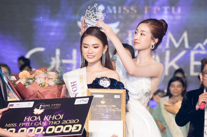 Đỗ Mỹ Linh xinh đẹp rực rỡ ngồi ghế giám khảo chấm thi Hoa khôi - 3 Đỗ Mỹ Linh xinh đẹp rực rỡ ngồi ghế giám khảo chấm thi Hoa khôi - 3