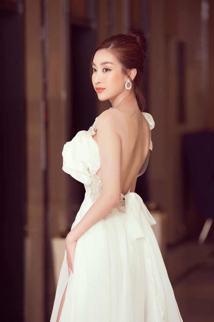 Đỗ Mỹ Linh xinh đẹp rực rỡ ngồi ghế giám khảo chấm thi Hoa khôi - 5 Đỗ Mỹ Linh xinh đẹp rực rỡ ngồi ghế giám khảo chấm thi Hoa khôi - 5