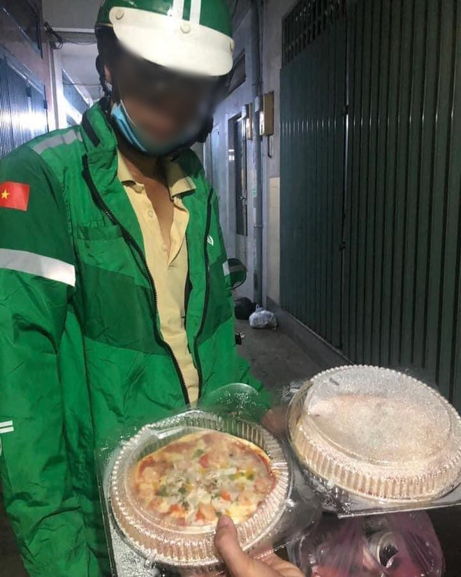 Xót xa với pha 'bom' hàng gần nửa triệu lúc nửa đêm của shipper khắc khổ, nhìn vào màn hình điện thoại của chú lại càng bức xúc hơn Xót xa với pha 'bom' hàng gần nửa triệu lúc nửa đêm của shipper khắc khổ, nhìn vào màn hình điện thoại của chú lại càng bức xúc hơn