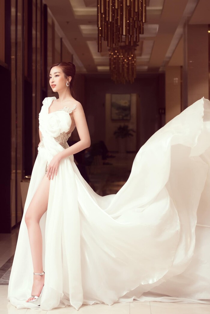 Đỗ Mỹ Linh xinh đẹp rực rỡ ngồi ghế giám khảo chấm thi Hoa khôi - 6 Đỗ Mỹ Linh xinh đẹp rực rỡ ngồi ghế giám khảo chấm thi Hoa khôi - 6