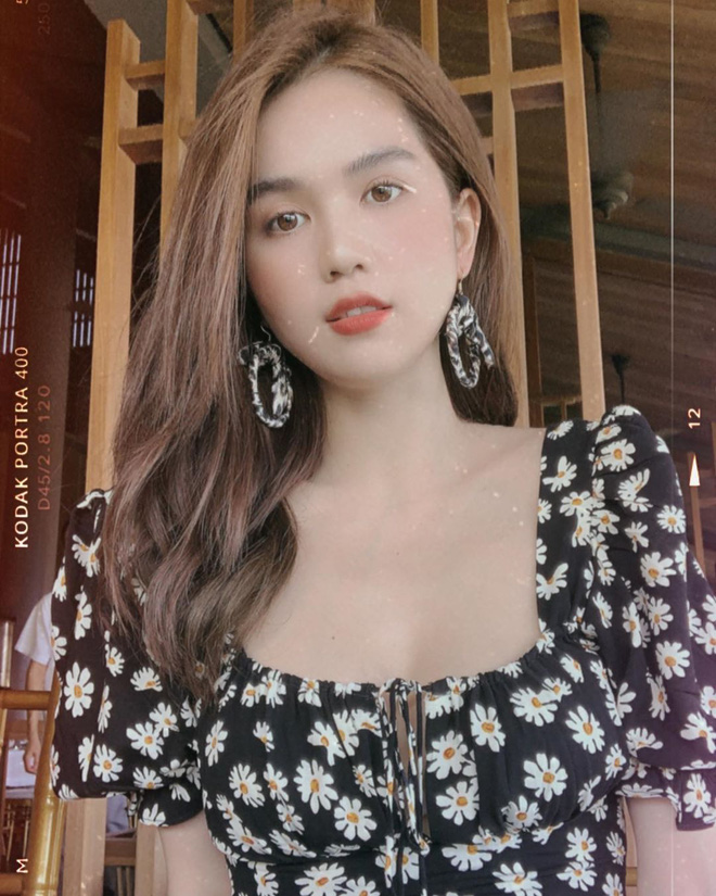 Váy hoa cổ vuông vừa nữ tính vừa sexy hot rần rần: Ngọc Trinh, Seohyun đều diện, team 'bánh bèo' chớ bỏ qua - 2 Váy hoa cổ vuông vừa nữ tính vừa sexy hot rần rần: Ngọc Trinh, Seohyun đều diện, team 'bánh bèo' chớ bỏ qua - 2