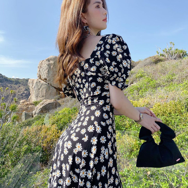 Váy hoa cổ vuông vừa nữ tính vừa sexy hot rần rần: Ngọc Trinh, Seohyun đều diện, team 'bánh bèo' chớ bỏ qua - 3 Váy hoa cổ vuông vừa nữ tính vừa sexy hot rần rần: Ngọc Trinh, Seohyun đều diện, team 'bánh bèo' chớ bỏ qua - 3