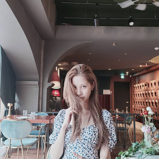 Váy hoa cổ vuông vừa nữ tính vừa sexy hot rần rần: Ngọc Trinh, Seohyun đều diện, team 'bánh bèo' chớ bỏ qua - 1 Váy hoa cổ vuông vừa nữ tính vừa sexy hot rần rần: Ngọc Trinh, Seohyun đều diện, team 'bánh bèo' chớ bỏ qua - 1