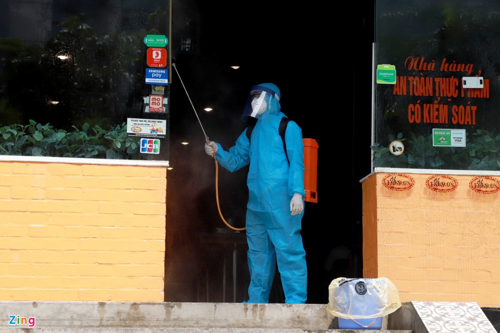 Phun khử trùng quán pizza ở Hà Nội, nhân viên không được ra ngoài - 2