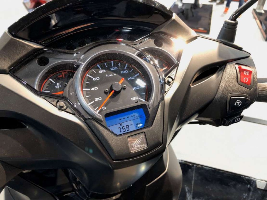 Honda SH và những mẫu xe tay ga bản giới hạn giá trăm triệu tại VN - 15 Honda SH và những mẫu xe tay ga bản giới hạn giá trăm triệu tại VN - 15