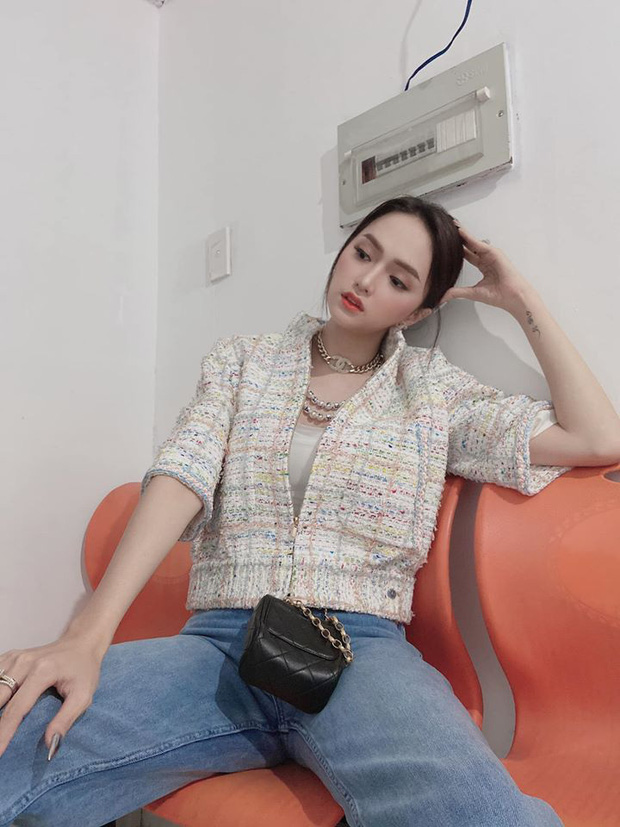 Vừa dính tin đồn hẹn hò cực phẩm Singapore, Hương Giang chăm lên đồ hiệu khoe sắc và 'thả thính' ngọt hơn hẳn - 1 Vừa dính tin đồn hẹn hò cực phẩm Singapore, Hương Giang chăm lên đồ hiệu khoe sắc và 'thả thính' ngọt hơn hẳn - 1