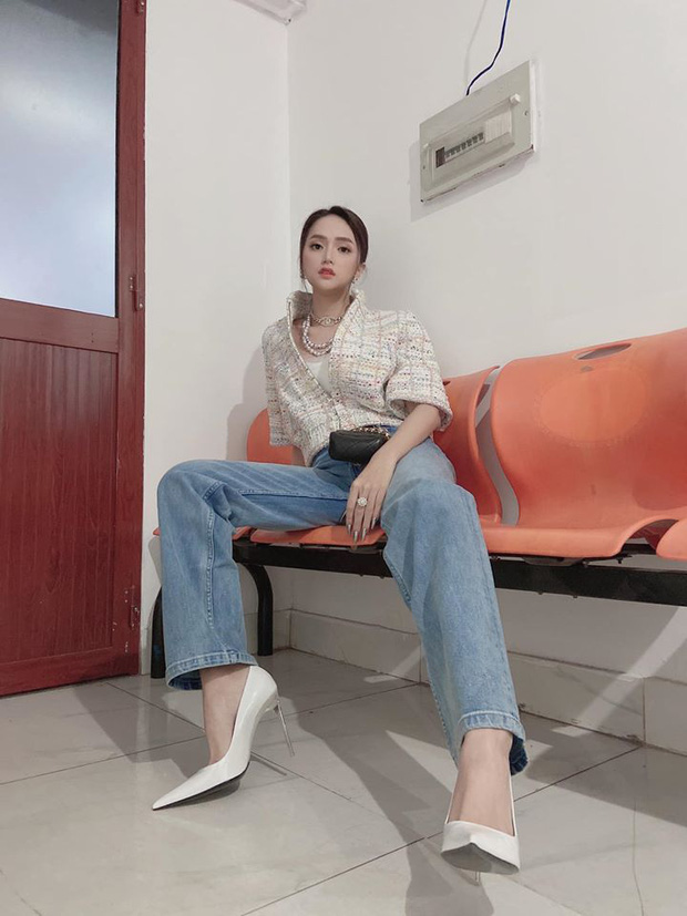 Vừa dính tin đồn hẹn hò cực phẩm Singapore, Hương Giang chăm lên đồ hiệu khoe sắc và 'thả thính' ngọt hơn hẳn - 2 Vừa dính tin đồn hẹn hò cực phẩm Singapore, Hương Giang chăm lên đồ hiệu khoe sắc và 'thả thính' ngọt hơn hẳn - 2
