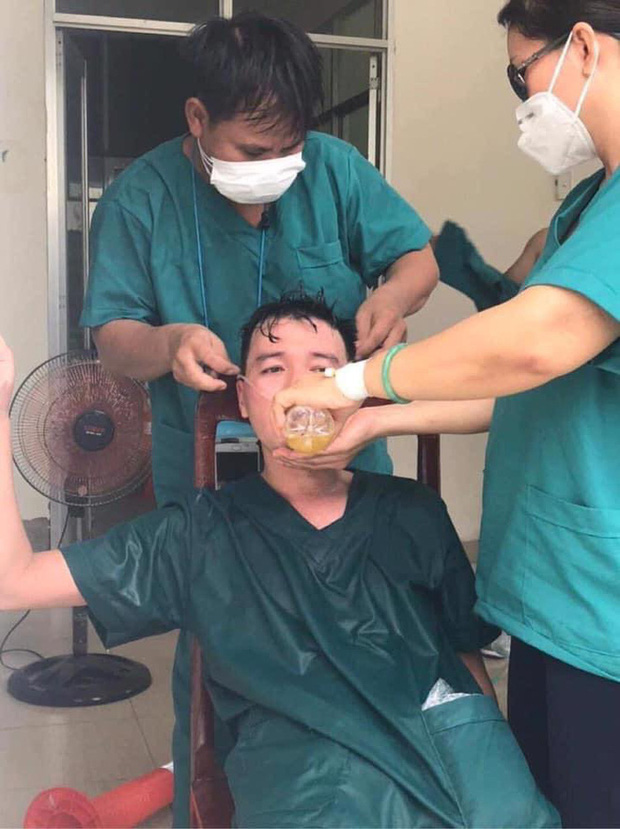 Hình ảnh các bác sĩ tại Đà Nẵng làm việc tới kiệt sức, phải truyền nước khiến nhiều người xúc động - 3 Hình ảnh các bác sĩ tại Đà Nẵng làm việc tới kiệt sức, phải truyền nước khiến nhiều người xúc động - 3