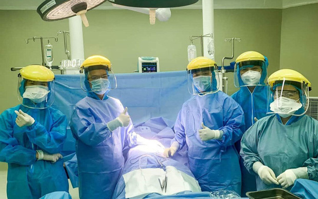 Hình ảnh các bác sĩ tại Đà Nẵng làm việc tới kiệt sức, phải truyền nước khiến nhiều người xúc động Hình ảnh các bác sĩ tại Đà Nẵng làm việc tới kiệt sức, phải truyền nước khiến nhiều người xúc động