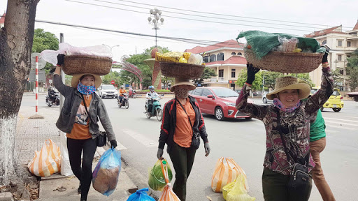 VÌ sao đội vật nặng lên đầu lại cảm giác nhẹ hơn khi vác trên vai hoặc xách tay? VÌ sao đội vật nặng lên đầu lại cảm giác nhẹ hơn khi vác trên vai hoặc xách tay?