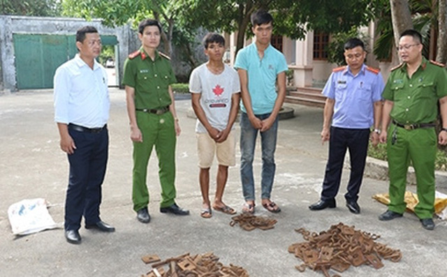 Thiếu tiền chơi game, 2 thanh niên rủ nhau 'tháo đường tàu' bán