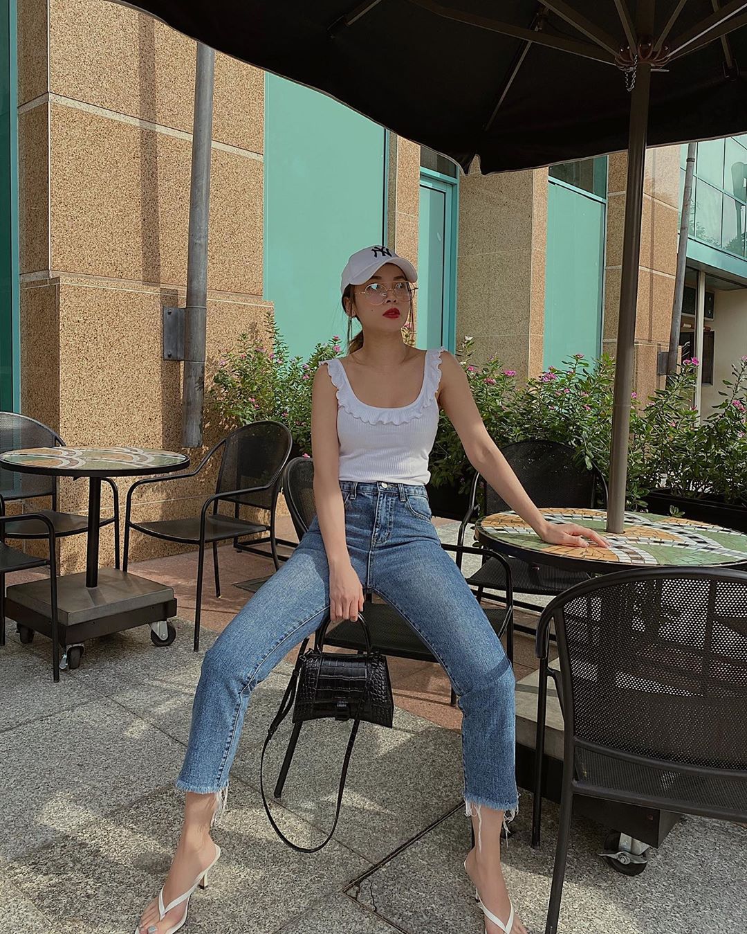 Diện quần jeans, mỹ nhân Việt cứ mix với 4 kiểu giày sau là trọn vẹn xịn đẹp và có khi còn kéo chân dài tít tắp - 2 Diện quần jeans, mỹ nhân Việt cứ mix với 4 kiểu giày sau là trọn vẹn xịn đẹp và có khi còn kéo chân dài tít tắp - 2