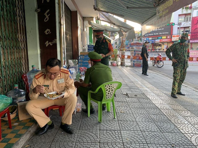 Tình người trong lúc khó khăn vì Covid-19 ở Đà Nẵng: Phát mì tôm dọc đường cho sinh viên, đưa nước miễn phí vào bệnh viện C - 5 Tình người trong lúc khó khăn vì Covid-19 ở Đà Nẵng: Phát mì tôm dọc đường cho sinh viên, đưa nước miễn phí vào bệnh viện C - 5