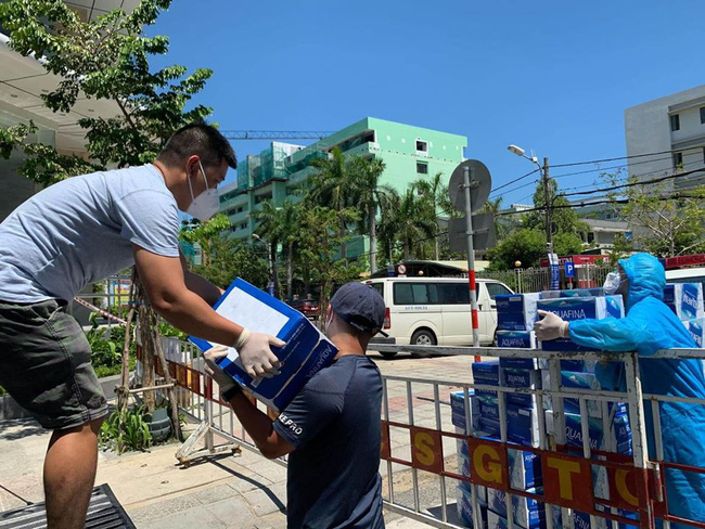 Tình người trong lúc khó khăn vì Covid-19 ở Đà Nẵng: Phát mì tôm dọc đường cho sinh viên, đưa nước miễn phí vào bệnh viện C - 3 Tình người trong lúc khó khăn vì Covid-19 ở Đà Nẵng: Phát mì tôm dọc đường cho sinh viên, đưa nước miễn phí vào bệnh viện C - 3