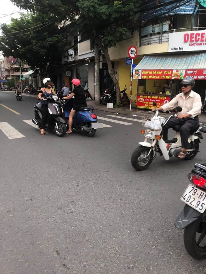 Mừng rỡ khi gặp người quen giữa phố, 2 chị gái chống xe giữa ngã tư buôn chuyện mặc ánh mắt ái ngại từ người qua đường - 1 Mừng rỡ khi gặp người quen giữa phố, 2 chị gái chống xe giữa ngã tư buôn chuyện mặc ánh mắt ái ngại từ người qua đường - 1