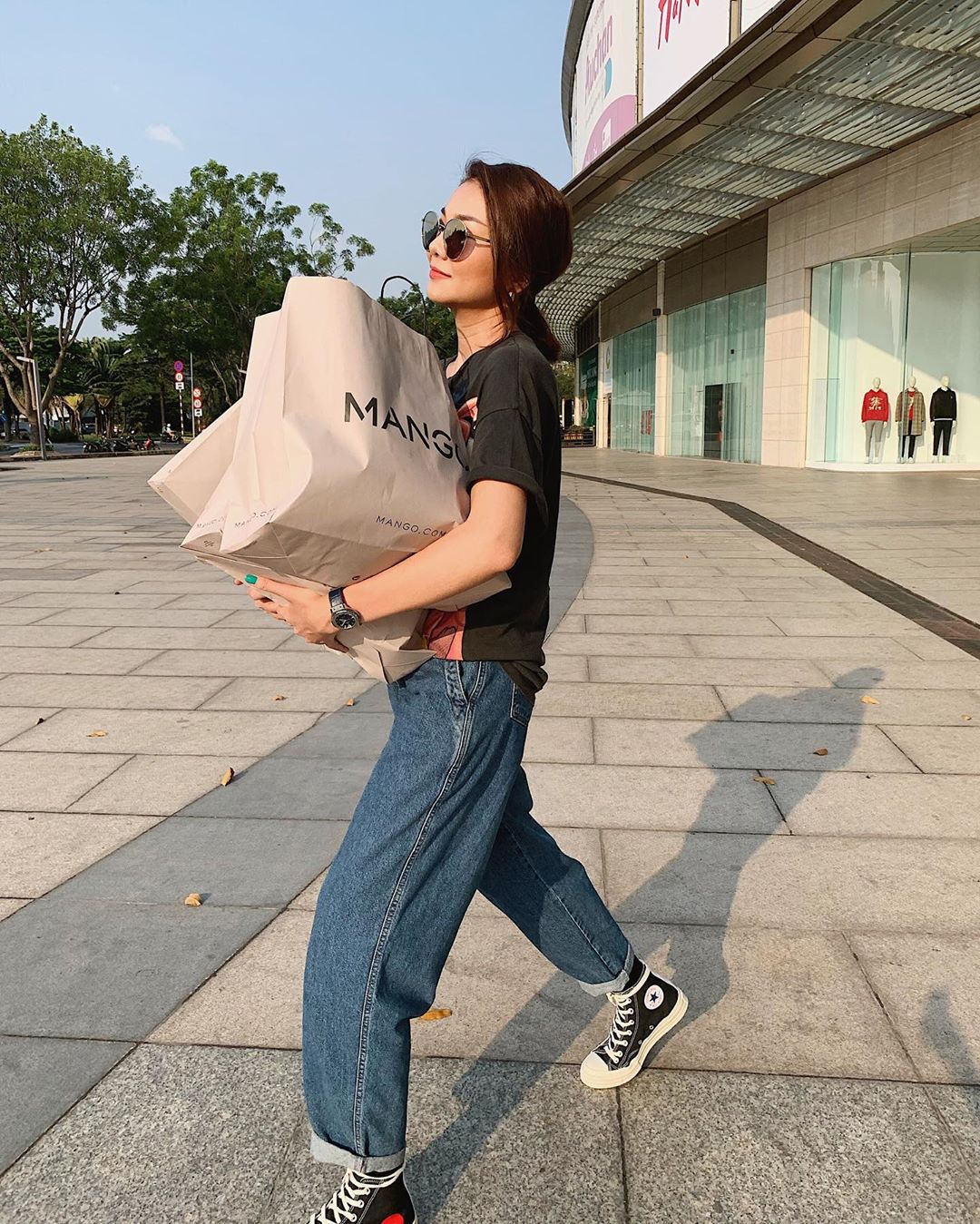 Diện quần jeans, mỹ nhân Việt cứ mix với 4 kiểu giày sau là trọn vẹn xịn đẹp và có khi còn kéo chân dài tít tắp - 7 Diện quần jeans, mỹ nhân Việt cứ mix với 4 kiểu giày sau là trọn vẹn xịn đẹp và có khi còn kéo chân dài tít tắp - 7