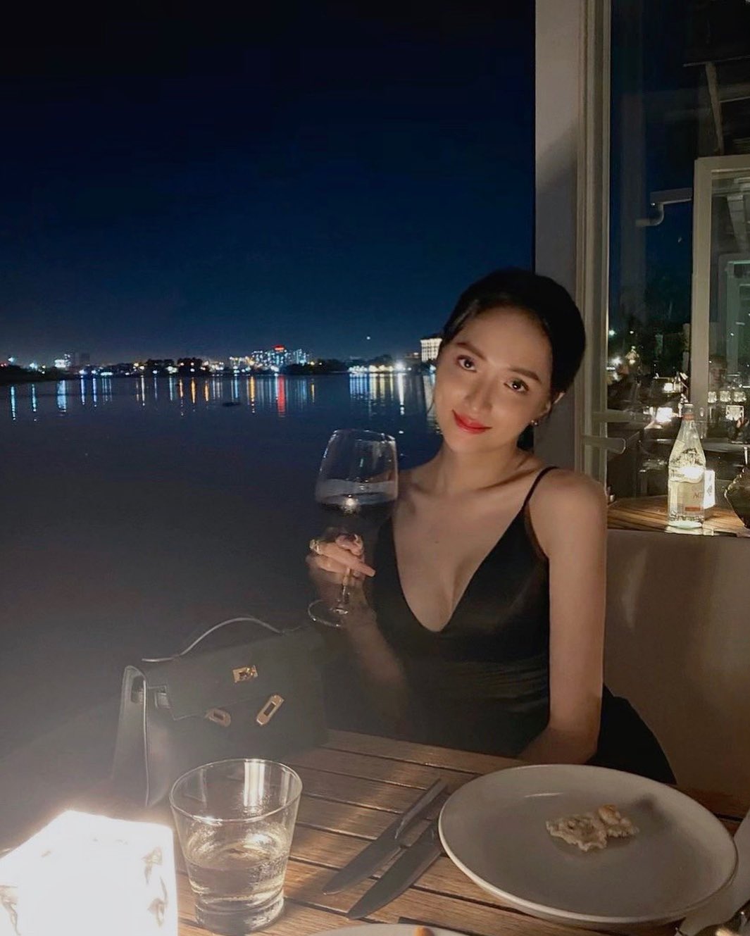 Nhiều lần bị chê gầy trơ xương nhưng những sao Việt này vẫn sở hữu vòng 1 'khủng' đến nghẹt thở - 21 Nhiều lần bị chê gầy trơ xương nhưng những sao Việt này vẫn sở hữu vòng 1 'khủng' đến nghẹt thở - 21