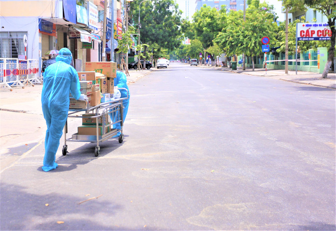 Người dân Đà Nẵng cùng mang nhu yếu phẩm 'tiếp tế' cho bệnh nhân, bác sĩ, công an trong khu cách ly: 'Các bạn cần gì cứ nói!' - 10 Người dân Đà Nẵng cùng mang nhu yếu phẩm 'tiếp tế' cho bệnh nhân, bác sĩ, công an trong khu cách ly: 'Các bạn cần gì cứ nói!' - 10