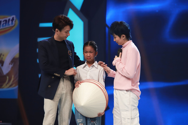 Fan xúc động khi Trấn Thành khuyên thí sinh nhí bị cha bỏ rơi: 'Con phải học thật giỏi để thoát nghèo chứ không mãi oán giận cuộc đời nhé' - 2 Fan xúc động khi Trấn Thành khuyên thí sinh nhí bị cha bỏ rơi: 'Con phải học thật giỏi để thoát nghèo chứ không mãi oán giận cuộc đời nhé' - 2