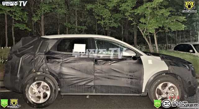 Kia Sportage thế hệ mới lần đầu lộ diện cả nội và ngoại thất: Thay đổi toàn diện để đấu Honda CR-V - 2 Kia Sportage thế hệ mới lần đầu lộ diện cả nội và ngoại thất: Thay đổi toàn diện để đấu Honda CR-V - 2