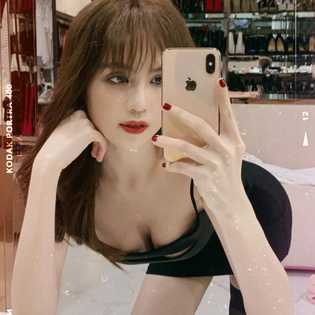 Nhiều lần bị chê gầy trơ xương nhưng những sao Việt này vẫn sở hữu vòng 1 'khủng' đến nghẹt thở - 9 Nhiều lần bị chê gầy trơ xương nhưng những sao Việt này vẫn sở hữu vòng 1 'khủng' đến nghẹt thở - 9