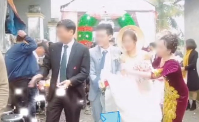 Sợ cô dâu đi lại vướng, chú rể xung phong hỗ trợ nhưng lại tốc hết cả váy vợ lên, dân tình bình luận: 'Cưới được vợ mừng quá hóa ngơ luôn!' - 1 Sợ cô dâu đi lại vướng, chú rể xung phong hỗ trợ nhưng lại tốc hết cả váy vợ lên, dân tình bình luận: 'Cưới được vợ mừng quá hóa ngơ luôn!' - 1