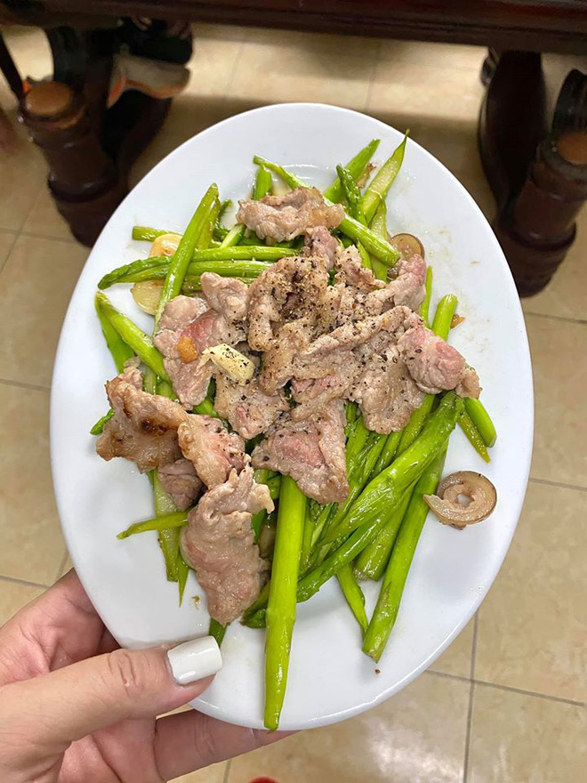 Dâu trưởng vào bếp 'quẩy' 6 mâm cỗ tươm tất đâu ra đó, dân mạng loá mắt vì món nào món nấy hấp dẫn như nhà hàng - 4 Dâu trưởng vào bếp 'quẩy' 6 mâm cỗ tươm tất đâu ra đó, dân mạng loá mắt vì món nào món nấy hấp dẫn như nhà hàng - 4