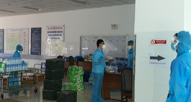 Chùm ảnh đặc biệt trong 'tâm dịch' Đà Nẵng: Bác sĩ tất bật vào ca, nhân viên y tế xếp hàng dài xung phong vào khu cách ly chống Covid-19 - 15 Chùm ảnh đặc biệt trong 'tâm dịch' Đà Nẵng: Bác sĩ tất bật vào ca, nhân viên y tế xếp hàng dài xung phong vào khu cách ly chống Covid-19 - 15