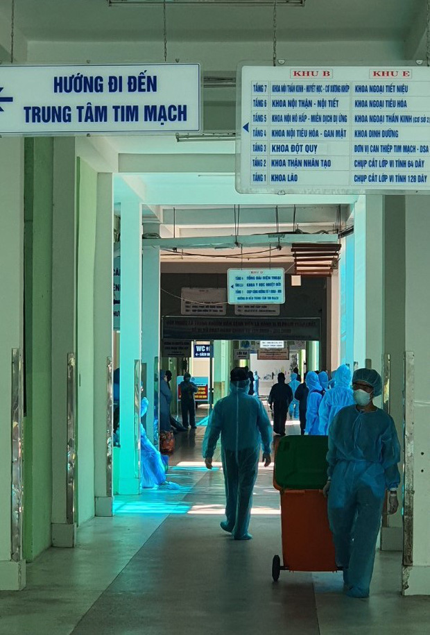 Chùm ảnh đặc biệt trong 'tâm dịch' Đà Nẵng: Bác sĩ tất bật vào ca, nhân viên y tế xếp hàng dài xung phong vào khu cách ly chống Covid-19 - 9 Chùm ảnh đặc biệt trong 'tâm dịch' Đà Nẵng: Bác sĩ tất bật vào ca, nhân viên y tế xếp hàng dài xung phong vào khu cách ly chống Covid-19 - 9