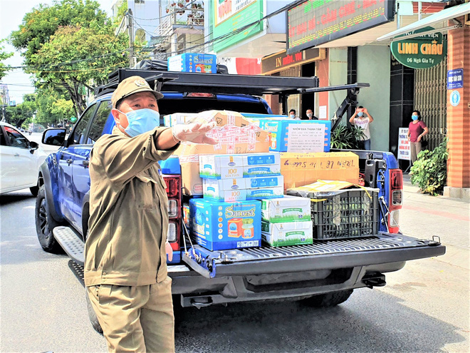 Người dân Đà Nẵng cùng mang nhu yếu phẩm 'tiếp tế' cho bệnh nhân, bác sĩ, công an trong khu cách ly: 'Các bạn cần gì cứ nói!' - 11 Người dân Đà Nẵng cùng mang nhu yếu phẩm 'tiếp tế' cho bệnh nhân, bác sĩ, công an trong khu cách ly: 'Các bạn cần gì cứ nói!' - 11