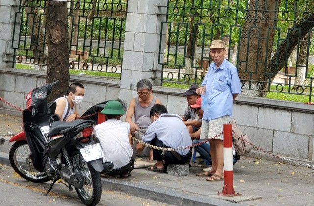 Bất chấp lệnh cấm từ 1/8, người Hà Nội vẫn có chỗ ngồi trà đá, vỉa hè chỉ vắng trước cơn mưa giông bất chợt - 4 Bất chấp lệnh cấm từ 1/8, người Hà Nội vẫn có chỗ ngồi trà đá, vỉa hè chỉ vắng trước cơn mưa giông bất chợt - 4