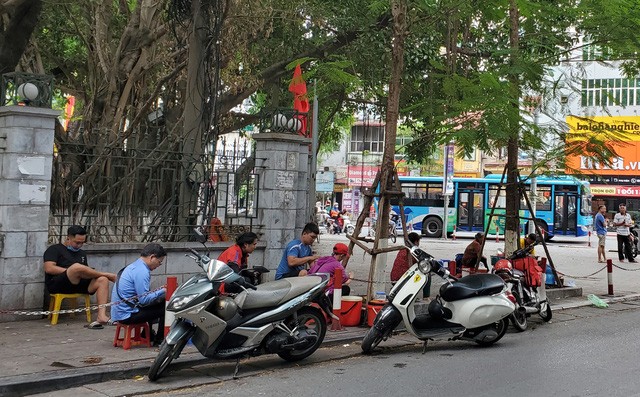 Bất chấp lệnh cấm từ 1/8, người Hà Nội vẫn có chỗ ngồi trà đá, vỉa hè chỉ vắng trước cơn mưa giông bất chợt - 3 Bất chấp lệnh cấm từ 1/8, người Hà Nội vẫn có chỗ ngồi trà đá, vỉa hè chỉ vắng trước cơn mưa giông bất chợt - 3
