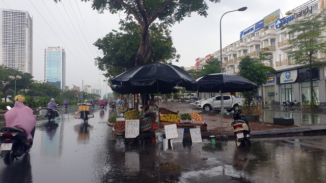 Bất chấp lệnh cấm từ 1/8, người Hà Nội vẫn có chỗ ngồi trà đá, vỉa hè chỉ vắng trước cơn mưa giông bất chợt - 8 Bất chấp lệnh cấm từ 1/8, người Hà Nội vẫn có chỗ ngồi trà đá, vỉa hè chỉ vắng trước cơn mưa giông bất chợt - 8