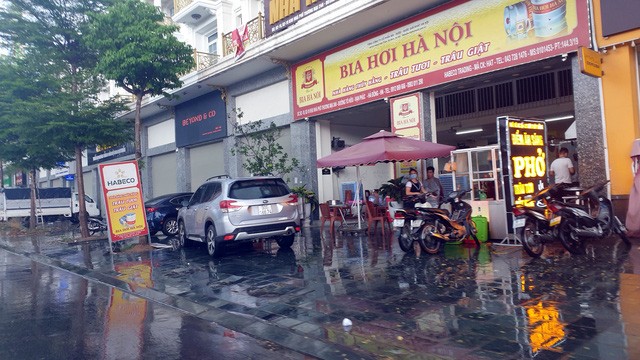 Bất chấp lệnh cấm từ 1/8, người Hà Nội vẫn có chỗ ngồi trà đá, vỉa hè chỉ vắng trước cơn mưa giông bất chợt - 5 Bất chấp lệnh cấm từ 1/8, người Hà Nội vẫn có chỗ ngồi trà đá, vỉa hè chỉ vắng trước cơn mưa giông bất chợt - 5