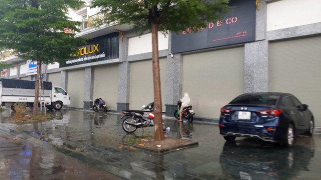 Bất chấp lệnh cấm từ 1/8, người Hà Nội vẫn có chỗ ngồi trà đá, vỉa hè chỉ vắng trước cơn mưa giông bất chợt - 1 Bất chấp lệnh cấm từ 1/8, người Hà Nội vẫn có chỗ ngồi trà đá, vỉa hè chỉ vắng trước cơn mưa giông bất chợt - 1