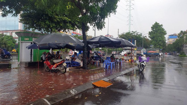 Bất chấp lệnh cấm từ 1/8, người Hà Nội vẫn có chỗ ngồi trà đá, vỉa hè chỉ vắng trước cơn mưa giông bất chợt - 7 Bất chấp lệnh cấm từ 1/8, người Hà Nội vẫn có chỗ ngồi trà đá, vỉa hè chỉ vắng trước cơn mưa giông bất chợt - 7