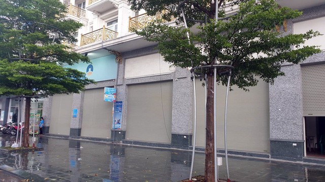 Bất chấp lệnh cấm từ 1/8, người Hà Nội vẫn có chỗ ngồi trà đá, vỉa hè chỉ vắng trước cơn mưa giông bất chợt Bất chấp lệnh cấm từ 1/8, người Hà Nội vẫn có chỗ ngồi trà đá, vỉa hè chỉ vắng trước cơn mưa giông bất chợt