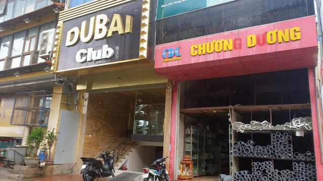 Bất chấp lệnh cấm từ 1/8, người Hà Nội vẫn có chỗ ngồi trà đá, vỉa hè chỉ vắng trước cơn mưa giông bất chợt - 9 Bất chấp lệnh cấm từ 1/8, người Hà Nội vẫn có chỗ ngồi trà đá, vỉa hè chỉ vắng trước cơn mưa giông bất chợt - 9