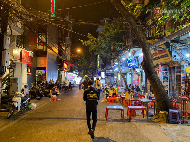 Quán Karaoke trước yêu cầu đóng cửa sau 0h ngày 1/8: Nơi đông đúc, chỗ thưa thớt những lượt khách cuối cùng - 8 Quán Karaoke trước yêu cầu đóng cửa sau 0h ngày 1/8: Nơi đông đúc, chỗ thưa thớt những lượt khách cuối cùng - 8