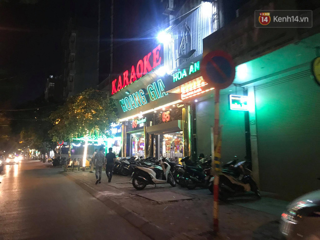 Quán Karaoke trước yêu cầu đóng cửa sau 0h ngày 1/8: Nơi đông đúc, chỗ thưa thớt những lượt khách cuối cùng - 2 Quán Karaoke trước yêu cầu đóng cửa sau 0h ngày 1/8: Nơi đông đúc, chỗ thưa thớt những lượt khách cuối cùng - 2