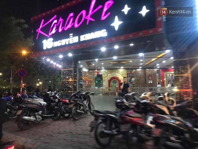Quán Karaoke trước yêu cầu đóng cửa sau 0h ngày 1/8: Nơi đông đúc, chỗ thưa thớt những lượt khách cuối cùng Quán Karaoke trước yêu cầu đóng cửa sau 0h ngày 1/8: Nơi đông đúc, chỗ thưa thớt những lượt khách cuối cùng