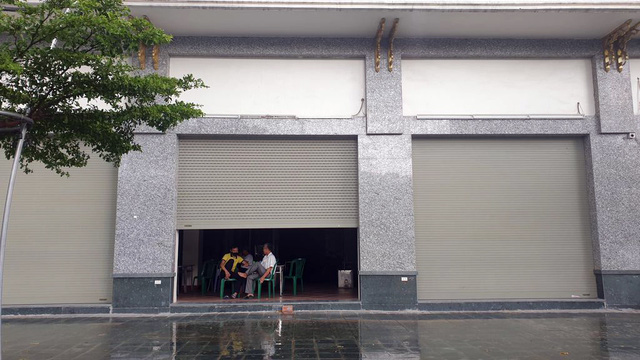 Bất chấp lệnh cấm từ 1/8, người Hà Nội vẫn có chỗ ngồi trà đá, vỉa hè chỉ vắng trước cơn mưa giông bất chợt - 2 Bất chấp lệnh cấm từ 1/8, người Hà Nội vẫn có chỗ ngồi trà đá, vỉa hè chỉ vắng trước cơn mưa giông bất chợt - 2