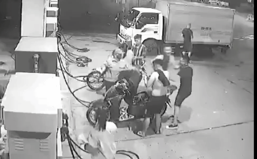 CLIP: Thanh niên hút thuốc ở cây xăng dù bị nhắc và khoảnh khắc bùng lửa khiến tất cả tán loạn CLIP: Thanh niên hút thuốc ở cây xăng dù bị nhắc và khoảnh khắc bùng lửa khiến tất cả tán loạn