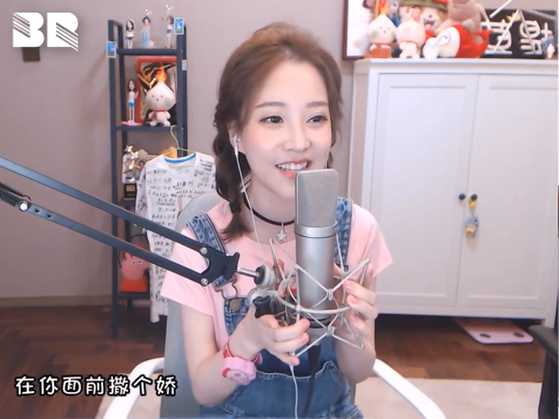 Nữ streamer có thu nhập cao nhất Trung Quốc lộ nhan sắc khác lạ, bị nghi là biến chứng do phẫu thuật Nữ streamer có thu nhập cao nhất Trung Quốc lộ nhan sắc khác lạ, bị nghi là biến chứng do phẫu thuật