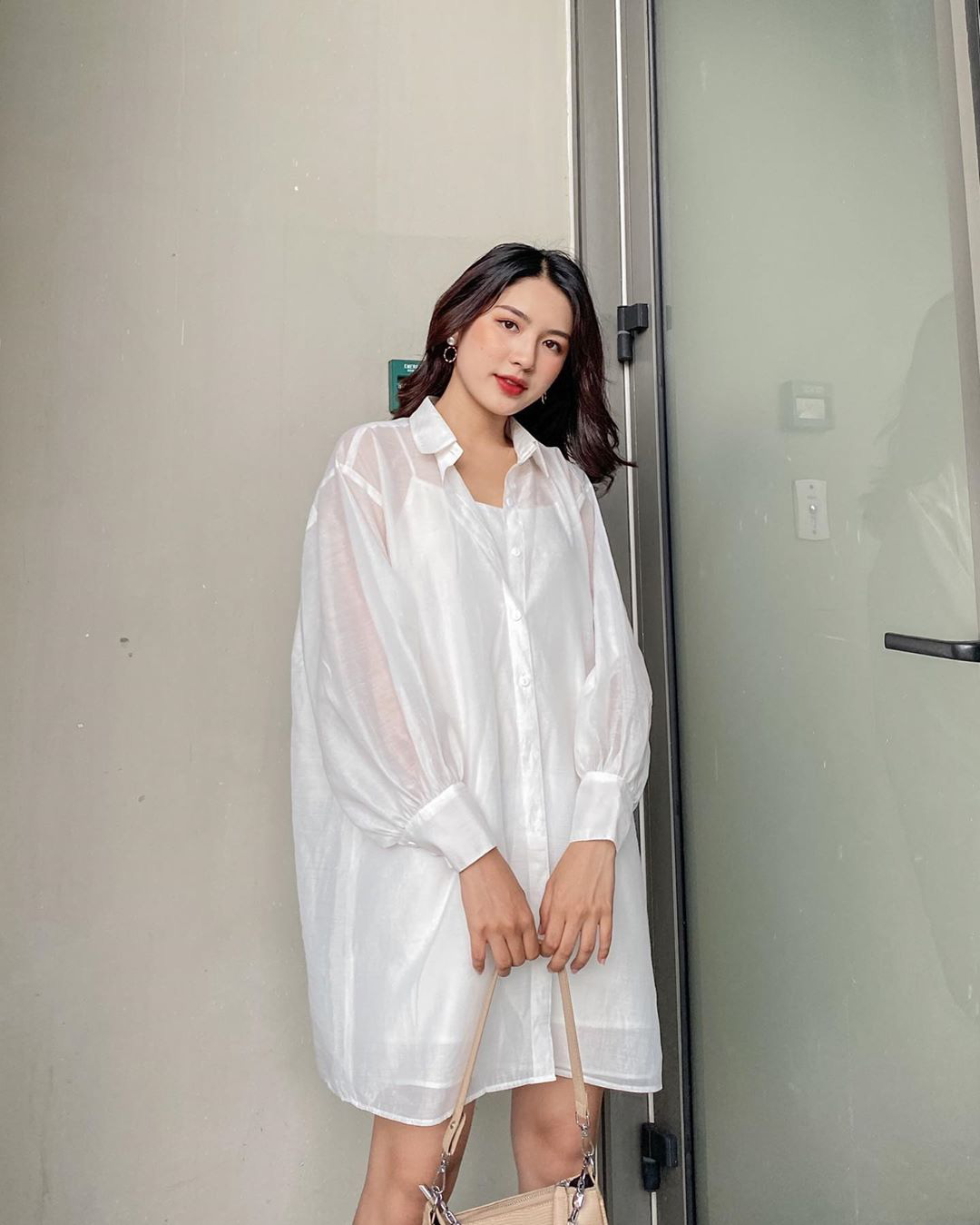 Cùng là sơ mi trắng: Jennie kéo xuống vai, Jisoo thả khuy dưới, cách nào cũng xinh nhìn chỉ muốn diện theo ngay - 7 Cùng là sơ mi trắng: Jennie kéo xuống vai, Jisoo thả khuy dưới, cách nào cũng xinh nhìn chỉ muốn diện theo ngay - 7