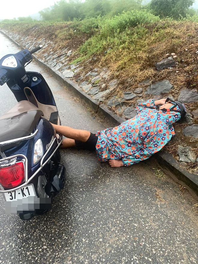 Người đàn ông say mèm dựng xe giữa đường, nằm gác đầu lên đê ngủ bất chấp sự đời Người đàn ông say mèm dựng xe giữa đường, nằm gác đầu lên đê ngủ bất chấp sự đời
