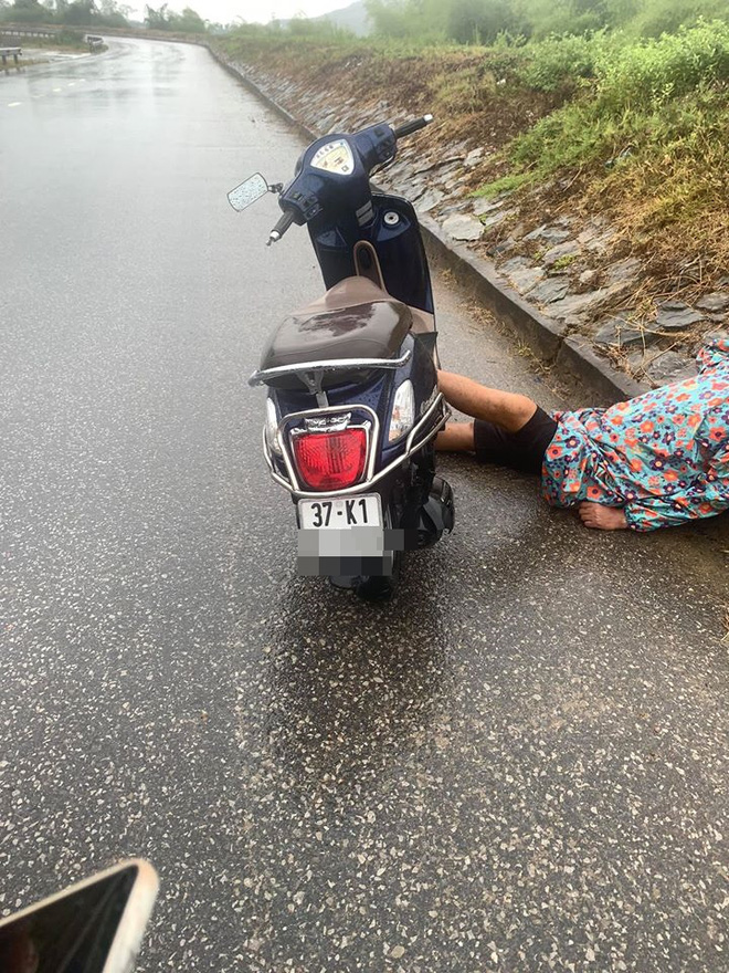Người đàn ông say mèm dựng xe giữa đường, nằm gác đầu lên đê ngủ bất chấp sự đời - 1 Người đàn ông say mèm dựng xe giữa đường, nằm gác đầu lên đê ngủ bất chấp sự đời - 1